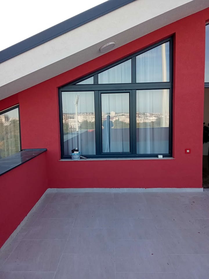 Crvena fasada na Vracaru