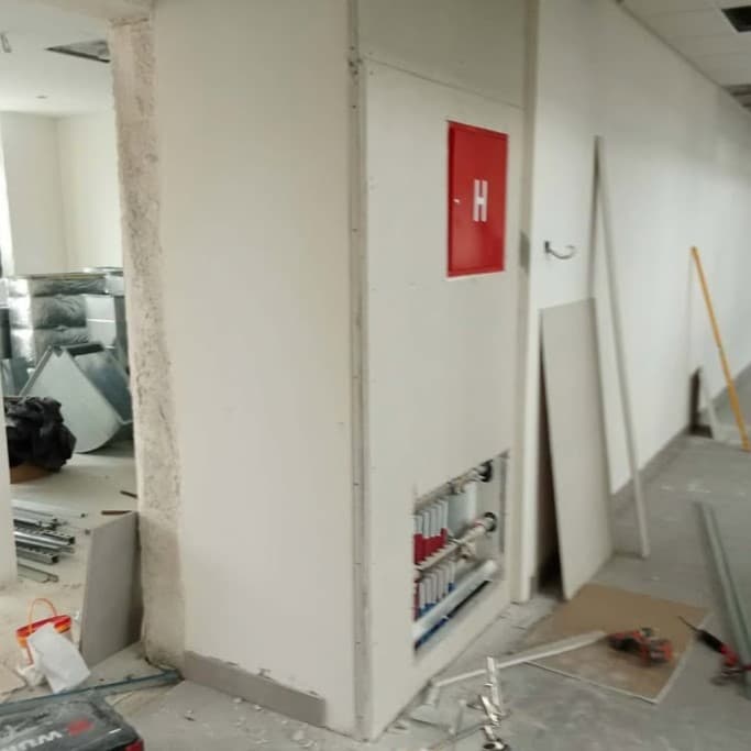 Gipsani zid sa ugradnim hidrantom na Vracaru