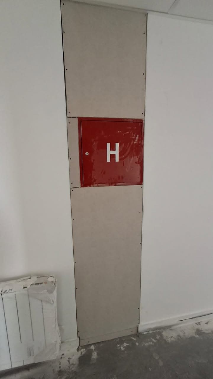 Zid od gipsa sa hidrantom na Zvezdari