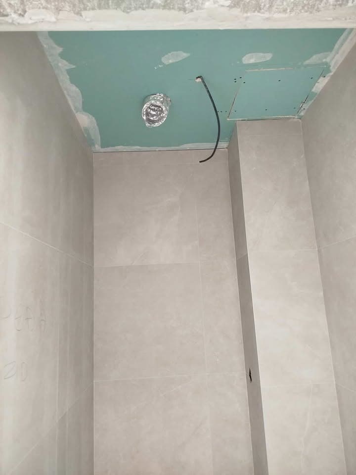 Postavljanje plocica u kupatilu na Vracaru