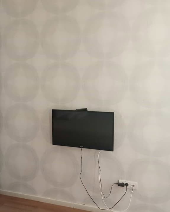 Lepljenje tapeta u stanu na Vracaru