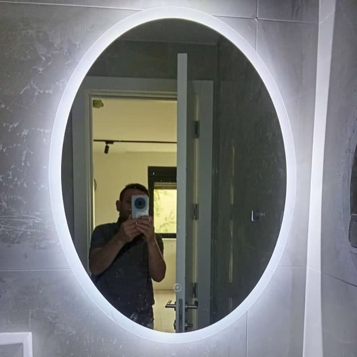 Montiranje ogledala u kupatilu na Vracaru