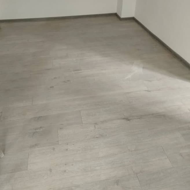 Postavljanje laminata u stanu na Vracaru